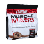 Suplemento en polvo Labrada Muscle Mass Gainer sabor chocolate, diseñado para aumentar la masa muscular. Contiene 1930 calorías, 84 gramos de proteínas y 315 gramos de carbohidratos por porción. Ideal para quienes buscan ganar peso y mejorar su rendimiento físico. Presentación en bolsa de 2.27 kg.