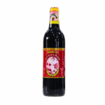 Botella de vino tinto con etiqueta colorida, destacando el nombre 