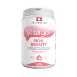 Vitagel Skin Beauty es un suplemento alimenticio en polvo que contiene colágeno hidrolizado, ácido hialurónico y antioxidantes. Presentado en un envase de 420 gramos, está diseñado para mejorar la salud de la piel, promoviendo su elasticidad y hidratación. Ideal para quienes buscan mantener una apariencia juvenil y radiante. Este producto es fabricado en Suiza, garantizando calidad y eficacia.
