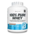 Envase de proteína de suero 100% pura de BioTechUSA, en sabor chocolate, que contiene concentrado, glutamina, BCAAs y bromelina, sin conservantes ni gluten. Ideal para suplementos nutricionales y apoyo en el desarrollo muscular.