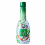 Botella de limpiador multiusos Madre Selva Clear de 750 ml. Este producto está diseñado para ofrecer una limpieza profunda y efectiva en diversas superficies del hogar. Con su fórmula de origen natural, es ideal para eliminar manchas y suciedad, proporcionando un ambiente más saludable. La tapa verde y el diseño atractivo destacan su compromiso con la limpieza y el cuidado del medio ambiente. Perfecto para quienes buscan productos eficientes y amigables.