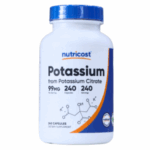 Suplemento de potasio de Nutricost en cápsulas, con 99 mg de potasio por porción, contiene 240 cápsulas por envase. Ideal para mantener niveles adecuados de potasio en el organismo, este producto está formulado a partir de citrato de potasio. Perfecto para quienes buscan apoyo en su salud muscular y cardiovascular.