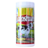Envase de polvo de calostro con sabor a fresa, diseñado para proporcionar nutrientes esenciales. Ideal para complementar la dieta, especialmente en etapas iniciales de desarrollo. El producto presenta una imagen de una vaca y un paisaje agrícola, destacando su origen natural y beneficios para la salud. Perfecto para quienes buscan mejorar su bienestar a través de suplementos nutritivos.