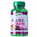 Suplemento nutricional en cápsulas de Quality Life, denominado Pluss Fem, diseñado para el bienestar femenino. Cada frasco contiene 110 unidades de 450 mg, formulado con ingredientes naturales como manzanilla y maca. Ideal para quienes buscan mejorar su salud y equilibrio hormonal de manera natural.
