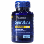 Suplemento de espirulina Nutrifit en frasco de 100 tabletas, cada una con 500 mg de alga azul-verde. Ideal para fortalecer el sistema inmunológico y apoyar la desintoxicación natural. Rico en proteínas, vitaminas B12, hierro y fitonutrientes, es una opción nutritiva para mejorar la salud general.