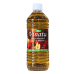 Botella de vinagre natural de sidra de manzana Vinatu, de 500 ml. Este vinagre es 100% natural, ideal para aderezos, marinados y como ingrediente saludable en la cocina. Su sabor y aroma característicos lo hacen perfecto para realzar platos y ensaladas.