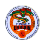 Pomada Dragon, un ungüento tradicional utilizado para el tratamiento de diversas afecciones como hongos, comezón y heridas en la piel. Su diseño incluye un dragón verde, símbolo de fuerza y salud, y está enmarcado en un círculo con detalles en tonos rojo y amarillo. Ideal para aliviar molestias en los pies y otras partes del cuerpo, esta pomada es conocida por sus propiedades curativas y su eficacia en el cuidado de la piel.