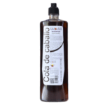 Botella de shampoo natural de cola de caballo. Producto diseñado para fortalecer el cabello y promover su crecimiento. Contiene ingredientes naturales que aportan brillo y salud al cabello. Ideal para todo tipo de cabello, especialmente aquellos con debilidad o caída. Presentación en envase de 500 ml.
