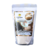 Paquete de arcilla blanca de 500 g, ideal para tratamientos de belleza y cuidado de la piel. Esta arcilla natural es conocida por sus propiedades purificantes y nutritivas, perfecta para mascarillas faciales y exfoliantes. Producto de la marca "La Colmena", que promueve el uso de ingredientes naturales en la cosmética. Ideal para todo tipo de piel.