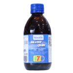 Botella de 250 ml de Silver Quin de Novalife, una infusión de hierbas que combina ingredientes naturales para promover el bienestar. Su etiqueta destaca sus propiedades y beneficios para la salud, así como su contenido de aire y jengibre. Ideal para quienes buscan alternativas naturales en su alimentación.