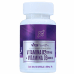 Suplemento vitamínico Vitahealth que combina Vitamina K2 (120 mcg) y Vitamina D3 (4000 UI) en cápsulas. El envase contiene 60 cápsulas de 600 mg cada una. Ideal para fortalecer huesos y mejorar la salud cardiovascular.