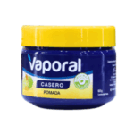 Pomada Vaporal Casero de 60g, envase azul con tapa amarilla, ideal para proporcionar alivio en casos de congestión nasal y malestares respiratorios. Su fórmula contiene ingredientes naturales que ayudan a descongestionar y calmar la tos. Perfecta para el uso familiar, especialmente en épocas de resfriados.