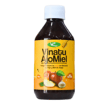 Botella de Vinatu AjoMiel, un elixir natural que combina el sabor del ajo y la miel de abeja. Este producto se presenta en un envase de 250 ml, ideal para potenciar la salud y el bienestar. Vinatu AjoMiel es conocido por sus propiedades beneficiosas, promoviendo el sistema inmunológico y mejorando la digestión. Perfecto para añadir a bebidas o recetas saludables.