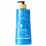Shampoo profesional de espirulina de Natural Center, envase de 700 ml. Formulado para fortalecer el folículo piloso y promover un cabello saludable. Ideal para todo tipo de cabellos, este shampoo revitaliza y nutre desde la raíz. Su diseño atractivo y moderno hace que sea un complemento elegante en cualquier baño.