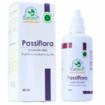Frasco de 60 ml de Passiflora, solución oral de Labfarve, elaborado a base de Passiflora mollisima Kunth. Este producto natural está diseñado para promover la relajación y el bienestar. Se presenta en un envase blanco con detalles en colores morado y verde, acompañado de su caja informativa. Ideal para quienes buscan alternativas naturales para el manejo del estrés y la ansiedad.