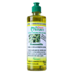 Botella de aceite de manzanilla de la marca Natura's, un producto natural de Ecuador. Este aceite se utiliza en cosmética para el cuidado de la piel y el cabello. Su formulación está diseñada para proporcionar propiedades hidratantes y calmantes, ideales para el uso diario. Presenta un envase de 500 ml con tapa de dosificador, facilitando su aplicación.