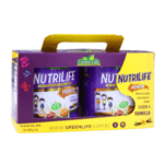 Paquete de Nutrilife Premium de Green Life, que incluye dos envases de 400 g cada uno, sabor a vainilla. Este producto en polvo está diseñado para preparar bebidas nutritivas. Ideal para complementar la alimentación diaria, especialmente en niños y adultos activos. Presenta un diseño atractivo con colores vivos y gráficos que destacan su uso y beneficios. Perfecto para quienes buscan una opción saludable y deliciosa.