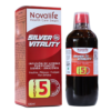 Infusión de hierbas Silver Vitality de Novalife, presentada en una botella de 500 ml. Este producto está diseñado para la desintoxicación y purificación del organismo, utilizando ingredientes naturales como insulina, pikuyuyo y frutipan. Ideal para quienes buscan mejorar su salud y bienestar a través de remedios herbales de la Amazonía. La caja incluye información sobre sus beneficios y componentes.