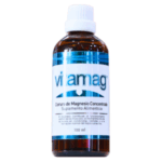 Botella de 100 ml de cloruro de magnesio concentrado Viamag, un suplemento alimenticio que contribuye al funcionamiento normal de los músculos y al mantenimiento de niveles adecuados de magnesio en el organismo.