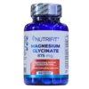 Suplemento de magnesio glicinato de 875 mg de Nutrifit en frasco azul de 60 cápsulas. Este producto está diseñado para ayudar a aliviar la ansiedad, promover un mejor sueño y controlar los niveles de azúcar en la sangre. Ideal para quienes buscan mejorar su bienestar general y salud mental.