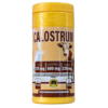 Envase de Calostrum de 700 gramos, un suplemento nutricional que contiene 375 mg de calcio, 600 mg de calostro bovino y 238 mg de magnesio. Ideal para fortalecer el sistema inmunológico y mejorar la salud general. Presentado en un bote amarillo, este producto es perfecto para quienes buscan beneficios de los nutrientes esenciales derivados de la leche de vaca.