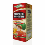 Frasco de 500 ml de solución oral que combina propóleo, ajo y totumo, un producto natural que promueve la salud. Ideal para fortalecer el sistema inmunológico, este suplemento está diseñado para quienes buscan alternativas naturales para mejorar su bienestar. Perfecto para incluir en dietas saludables y como complemento en temporadas de resfriados.
