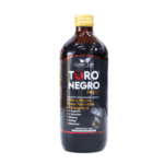 Botella de suplemento natural Toro Negro Pros de Green Life, que contiene ingredientes como maca negra, saw palmetto, ginseng y vitaminas. Este producto está diseñado para mejorar la energía y el bienestar general. Ideal para quienes buscan un impulso natural en su salud. La botella tiene un diseño atractivo y un contenido de 500 ml.