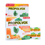 Suplemento natural Propolvox de Green Life, presentado en tabletas masticables sin azúcar. Contiene propóleo, manzanilla, jengibre y vitamina C, ideal para fortalecer el sistema inmunológico y aliviar molestias de garganta. Cada caja incluye 8 tabletas, perfectas para llevar y consumir en cualquier momento.