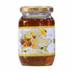 Frasco de miel de abeja de 250 gramos de la marca Colmena del Valle. El envase presenta un diseño atractivo con imágenes de panales y flores, destacando la pureza y calidad del producto. Ideal para endulzar alimentos y bebidas, así como para su uso en recetas de cocina y remedios naturales. La miel es un producto natural, rico en nutrientes y beneficioso para la salud.