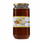 Tarro de miel de abeja de la marca Colmena, con un diseño atractivo y etiqueta informativa. Este producto natural es ideal para endulzar alimentos y bebidas, así como para disfrutar de sus múltiples beneficios para la salud. La miel se presenta en un frasco de vidrio transparente que permite apreciar su color ámbar. Perfecta para quienes buscan un endulzante saludable y delicioso.