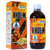 Khol-M es un complemento nutricional líquido de 500 ml, formulado para apoyar la salud digestiva y el bienestar general. Contiene ingredientes naturales como tamarindo y hierbas medicinales. Su presentación incluye un envase de vidrio y una caja informativa, ideal para quienes buscan mejorar su calidad de vida de manera natural. Perfecto para personas interesadas en productos de salud y bienestar.