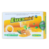 Eucamiel es un suplemento nutricional en tabletas masticables que combina vitamina C, zinc, propóleo y vitamina D3. Presentado en un envase de 18 tabletas, su sabor natural a eucalipto lo hace agradable y fácil de consumir. Ideal para fortalecer el sistema inmunológico y mejorar la salud respiratoria, Eucamiel es una opción práctica y efectiva para quienes buscan bienestar diario.