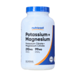 Suplemento de Potasio y Magnesio de Nutricost en frasco de 360 cápsulas. Contiene 210 mg de citrato de potasio y 99 mg de citrato de magnesio por porción. Ideal para mantener el equilibrio electrolítico y apoyar la función muscular. Producto libre de gluten y adecuado para dietas veganas. Perfecto para quienes buscan mejorar su bienestar general y rendimiento físico.