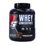 Envase de proteína en polvo Whey Concentrate de PS, sabor helado de chocolate. Cada porción contiene 24 gramos de proteína, 11 gramos de aminoácidos y 5 gramos de carbohidratos. Ideal para complementar la dieta de quienes buscan aumentar su masa muscular y mejorar la recuperación post-entrenamiento. Contiene 65 porciones por envase, perfecto para deportistas y entusiastas del fitness.