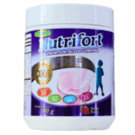 Imagen de un envase de Nutrifort, un suplemento en polvo de 500 g que promueve vigor, fortaleza y energía. Contiene DHA y vitaminas B1, B2, B6 y D3. Presenta un sabor a fresa y está diseñado para mejorar el bienestar general. Ideal para personas activas que buscan un impulso nutricional.