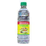 Botella de vinagre Condimentasa de 500 ml, ideal para aderezar ensaladas y dar sabor a platillos. Este vinagre es un ingrediente versátil en la cocina, perfecto para marinadas y conservas, destacando su frescura y calidad. Su diseño práctico facilita el uso en la preparación de comidas.