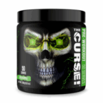 Envase de suplemento pre-entrenamiento "The Curse", sabor manzana verde, con diseño de calavera y ojos brillantes. Contiene 50 porciones, ideal para aumentar la energía y el rendimiento durante los entrenamientos. Perfecto para atletas y entusiastas del fitness que buscan un impulso extra antes de ejercitarse.