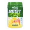 Envase de proteína en polvo vegana Best Vegan de Athletica Nutrition, sabor bolo de banana. Contiene 20 gramos de proteína por porción, ideal para deportistas y personas que buscan una opción nutritiva y libre de ingredientes de origen animal. Su presentación en polvo permite una fácil mezcla en batidos y recetas. Perfecto para complementar una dieta saludable.