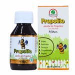 Jarabe de propóleo Propolito para niños, presentado en un frasco de 90 ml. Este producto, que incluye jalea real, está diseñado para aliviar síntomas de gripes, resfriados, faringitis, tos persistente y anginas. Su fórmula natural es ideal para el sistema inmunológico infantil, ofreciendo un enfoque saludable para el bienestar de los más pequeños.