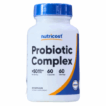 Frasco de suplemento Nutricost Probiotic Complex que contiene 60 cápsulas. Cada porción ofrece más de 50 mil millones de UFC, diseñado para apoyar la salud digestiva y el equilibrio de la flora intestinal. Ideal para quienes buscan mejorar su bienestar general a través de probióticos de alta calidad.