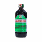 Botella de 500 ml de solución de zarzaparrilla, elaborada con extractos de plantas medicinales. Este producto se utiliza tradicionalmente para mejorar la salud y el bienestar, destacando sus propiedades depurativas y desintoxicantes. Ideal para quienes buscan un enfoque natural para el cuidado de su organismo.
