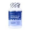 Frasco de complemento alimenticio Citrato de Potasio de 500 mg. Este producto está diseñado para apoyar la salud muscular y nerviosa, además de ayudar a prevenir calambres musculares. La etiqueta indica que es 100% natural y está sellado para mayor seguridad. Ideal para quienes buscan un suplemento de potasio de calidad.