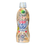 Botella de bebida energizante Ruta 69, con diseño atractivo y moderno. La etiqueta presenta un fondo con elementos urbanos y un logo distintivo que destaca la marca. Ideal para quienes buscan energía y vitalidad en su día a día. Perfecta para llevar a cualquier lugar, esta bebida es una opción popular entre los jóvenes activos.