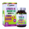 Suplemento de Citrato de Magnesio Magicmac Plus de Labmac, presentado en un frasco de 90 cápsulas. Cada cápsula contiene 600 mg de citrato de magnesio, además de vitamina D y zinc. Este producto está diseñado para mantener la salud muscular y ósea, así como para disminuir el cansancio y la fatiga. Ideal para quienes buscan mejorar su bienestar general.