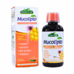 Suplemento alimenticio Mucolipto de Green Life, diseñado para fortalecer el sistema inmunológico y respiratorio. Contiene ingredientes como propóleo, equinácea, miel de abeja y vitamina C. Presentado en un frasco de 240 ml, ideal para mejorar la salud respiratoria.