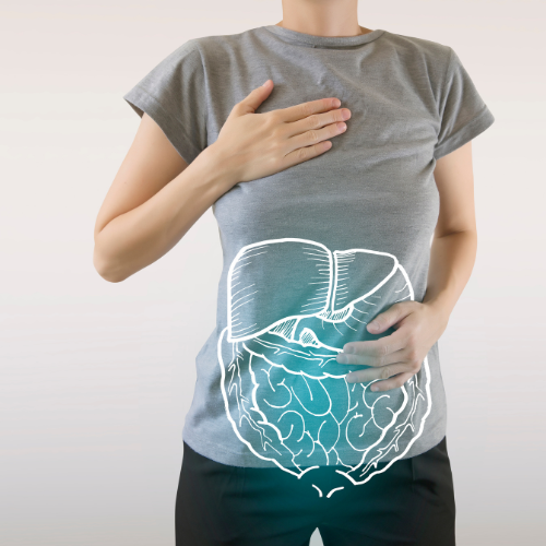 Mujer con camiseta gris sosteniendo su pecho y abdomen, ilustración digital de un cerebro y un hígado superpuestos en su estómago. La imagen representa la conexión entre la salud mental y física, destacando la importancia del bienestar integral. Ideal para temas de salud, medicina, y autocuidado.