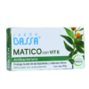 Jabón Bassa Matico con vitamina E, presentado en una caja de 90 gramos. Este producto antibacteriano está diseñado para proteger la piel de bacterias y radicales libres, y está reforzado con antioxidantes y extractos naturales. Ideal para el cuidado diario de la piel.