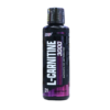 Botella de L-Carnitina 3000 de 31 porciones, suplemento líquido para aumentar la energía y mejorar el rendimiento físico. Sabor a cereza, ideal para atletas y personas activas que buscan optimizar su metabolismo y favorecer la quema de grasa. Envase negro con detalles en púrpura, diseño moderno y atractivo.