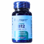 Frasco de vitamina B12 de 1000 MCG de la marca Nutrifit. Contiene 60 tabletas de liberación rápida, formuladas para apoyar el sistema nervioso e incrementar los niveles de energía. Ideal para personas que buscan mejorar su bienestar general y combatir la fatiga.