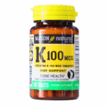 Frasco de vitaminas Mason Natural que contiene 100 tabletas de vitamina K en dosis de 100 mcg. Este suplemento dietético está diseñado para apoyar la salud ósea, promoviendo el adecuado funcionamiento del sistema esquelético. Ideal para quienes buscan fortalecer sus huesos y mantener un estilo de vida saludable.